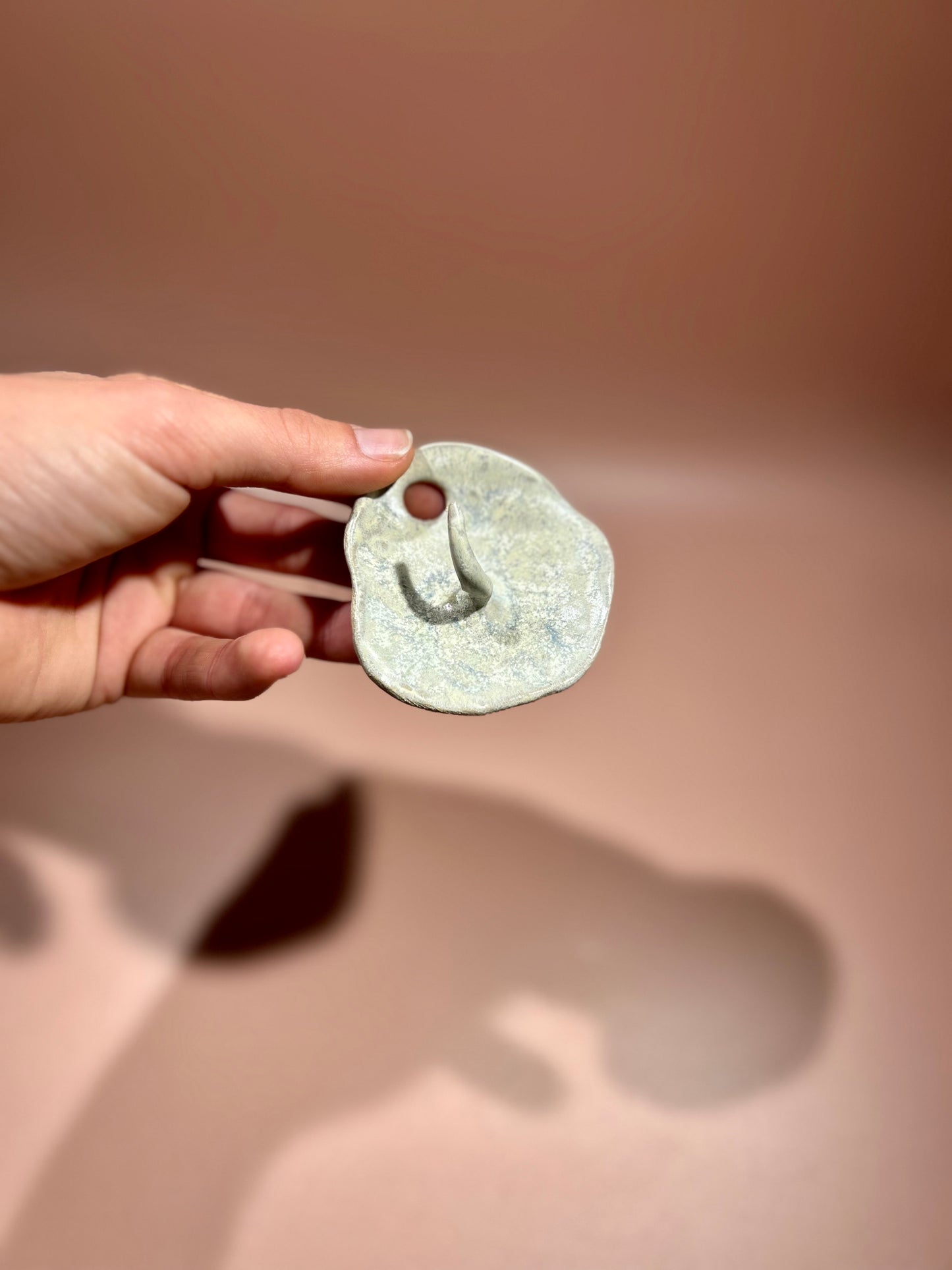 Patère fleur en céramique