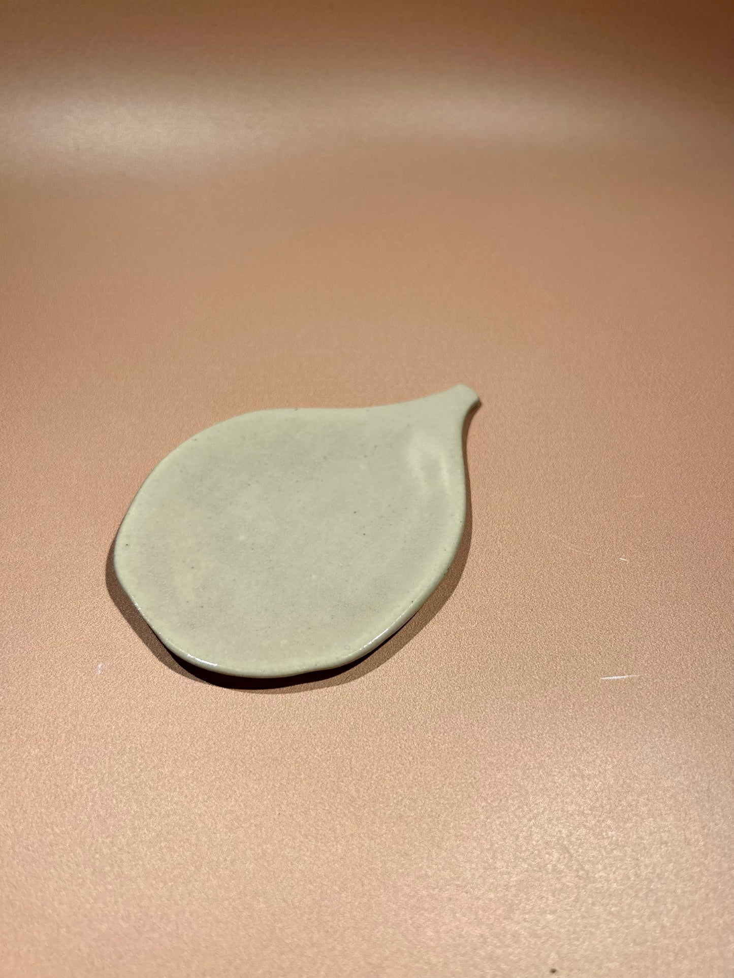 Repose cuillère plat lilas en céramique