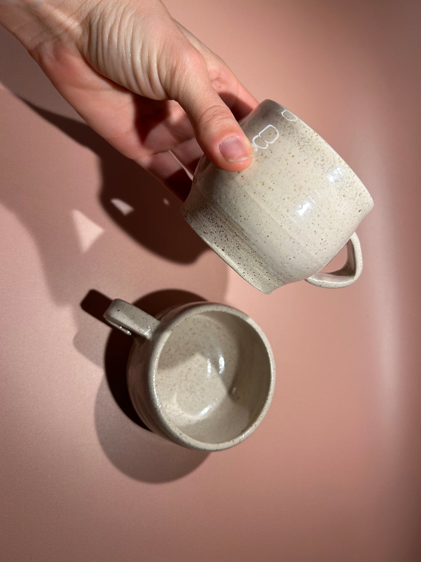 Lot de 2 tasses rondes à anse pyrité en céramique