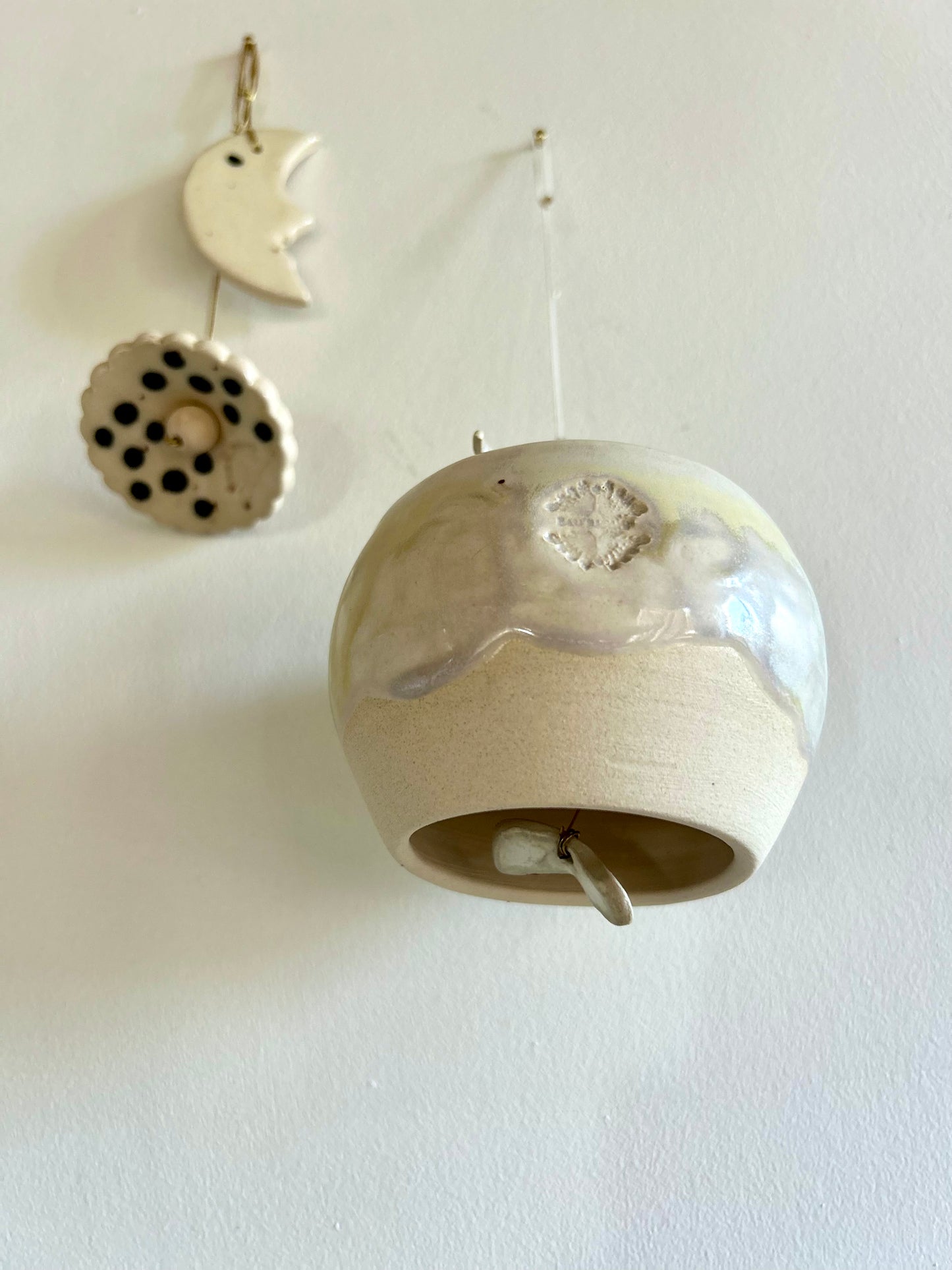 Cloche en céramique avec fleurs