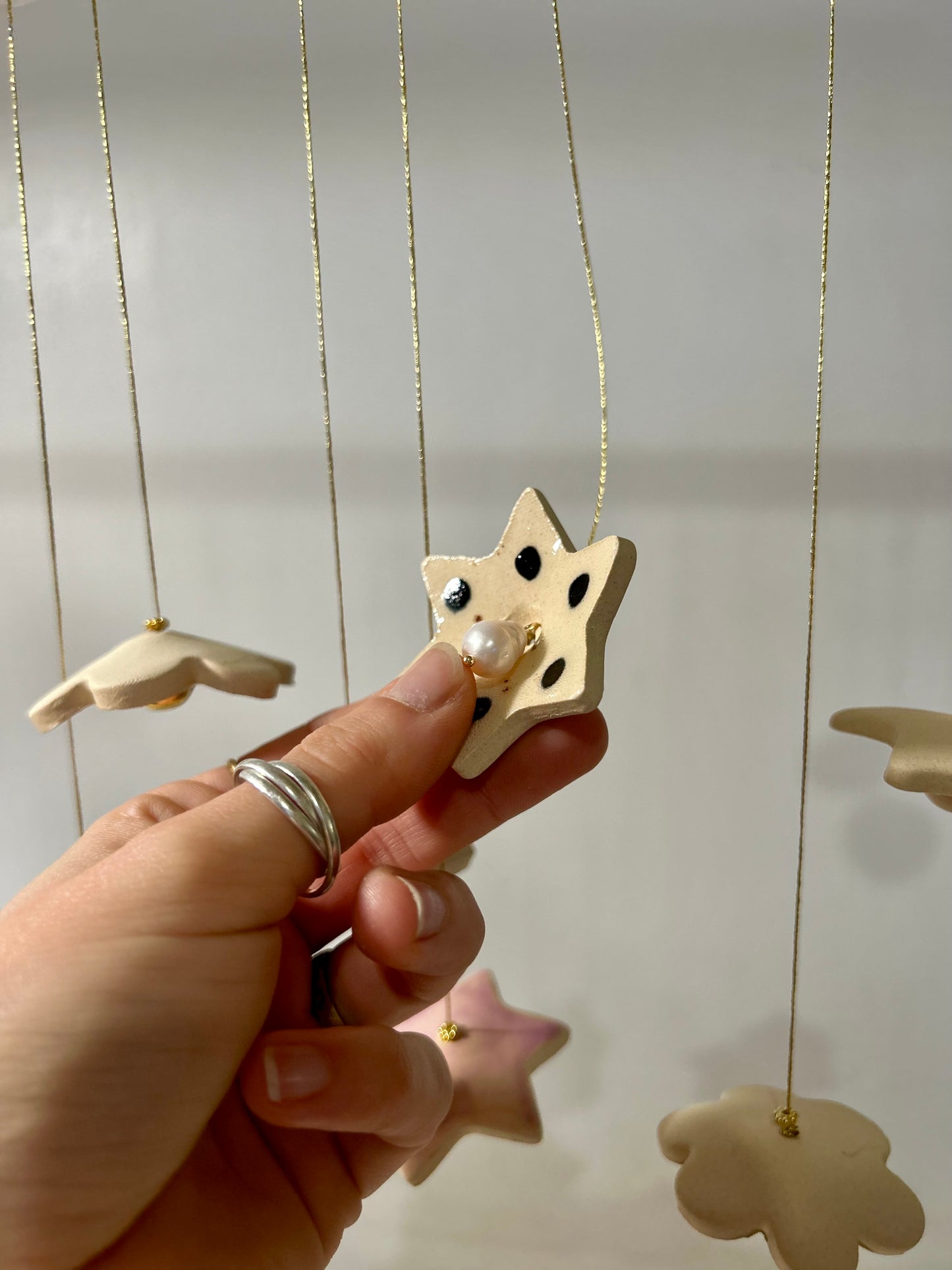 Suspension en céramique surprise