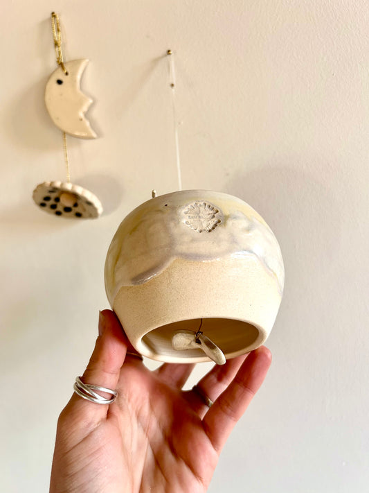 Cloche en céramique avec fleurs