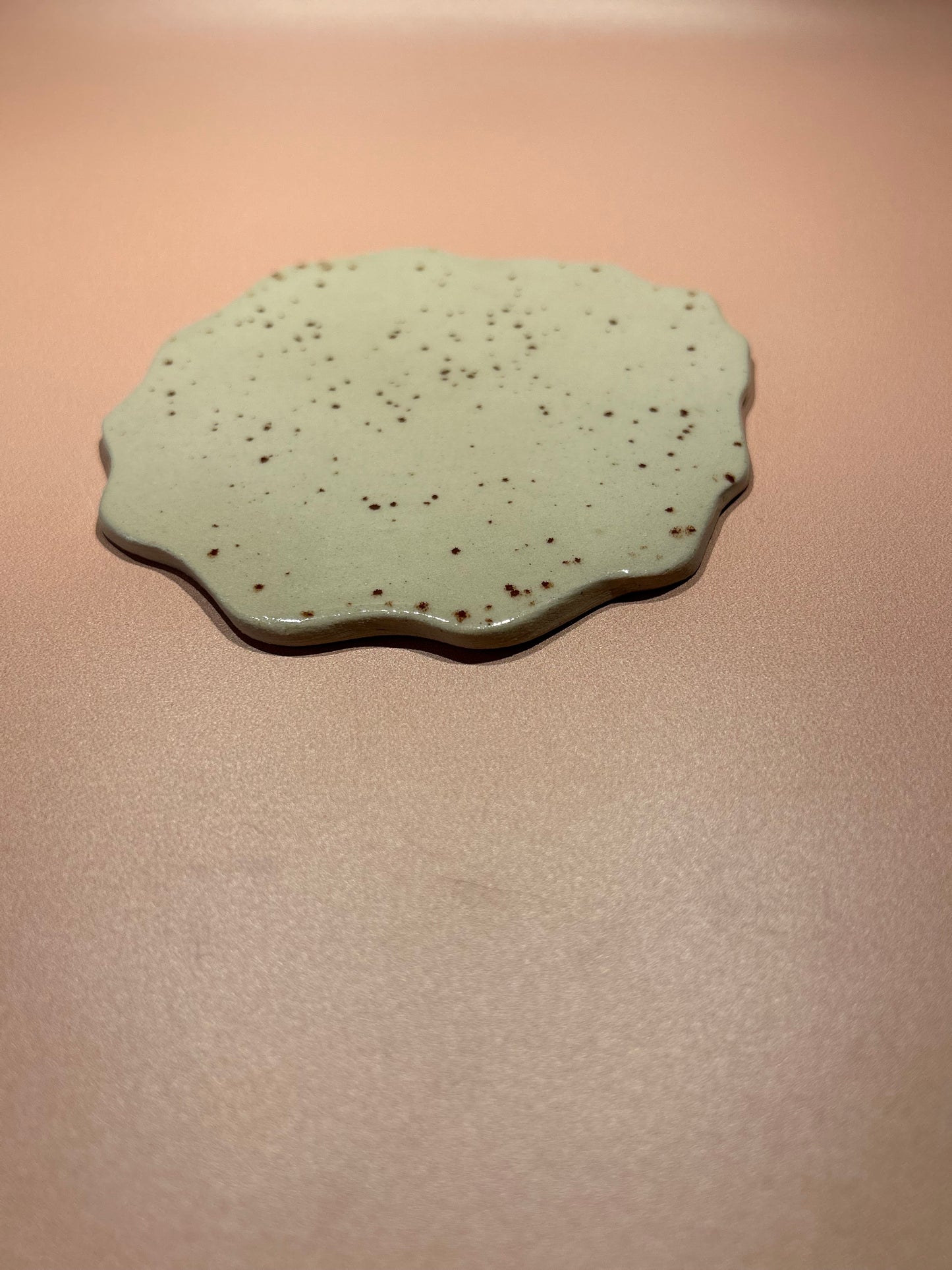 Dessous de plat en céramique moucheté
