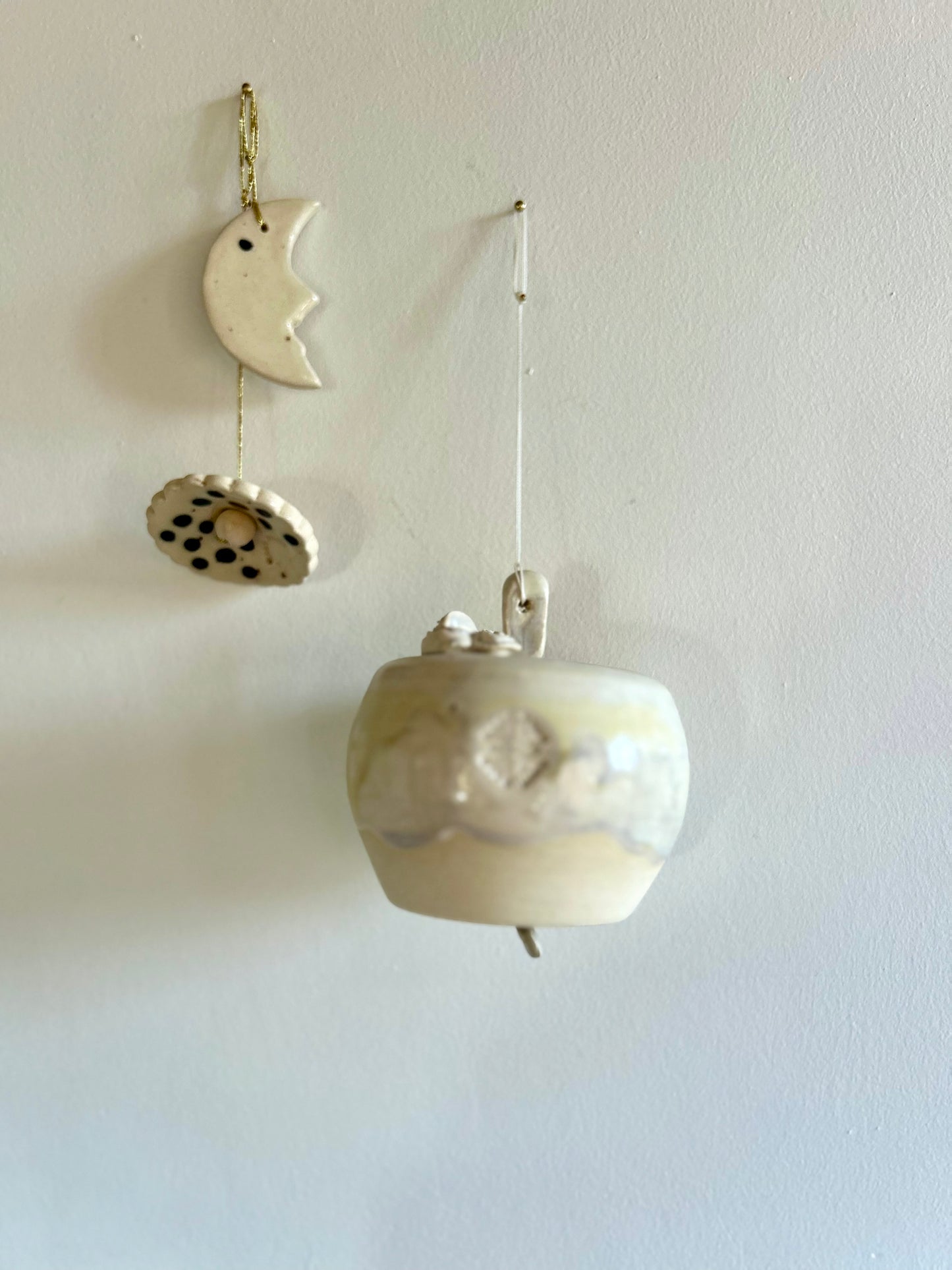 Cloche en céramique avec fleurs