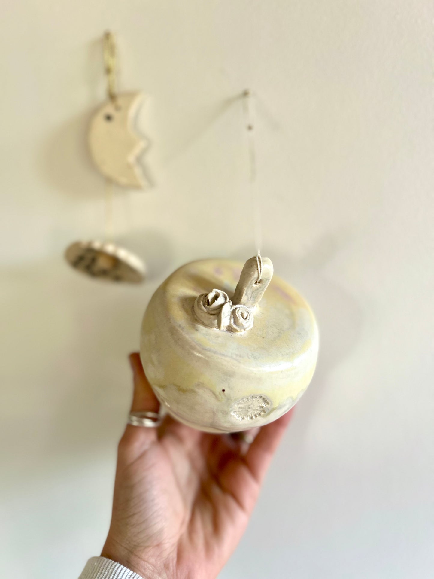 Cloche en céramique avec fleurs