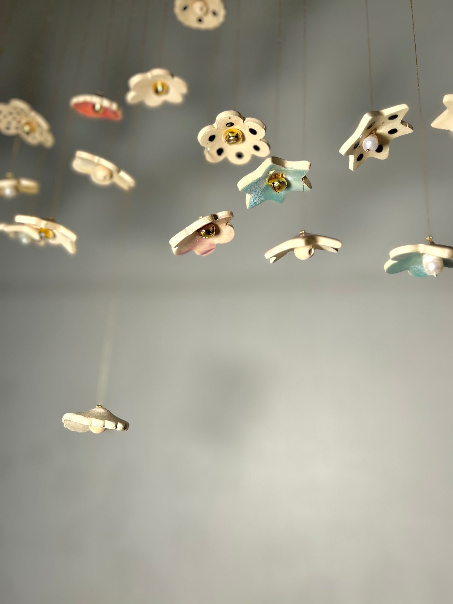 Suspension en céramique surprise