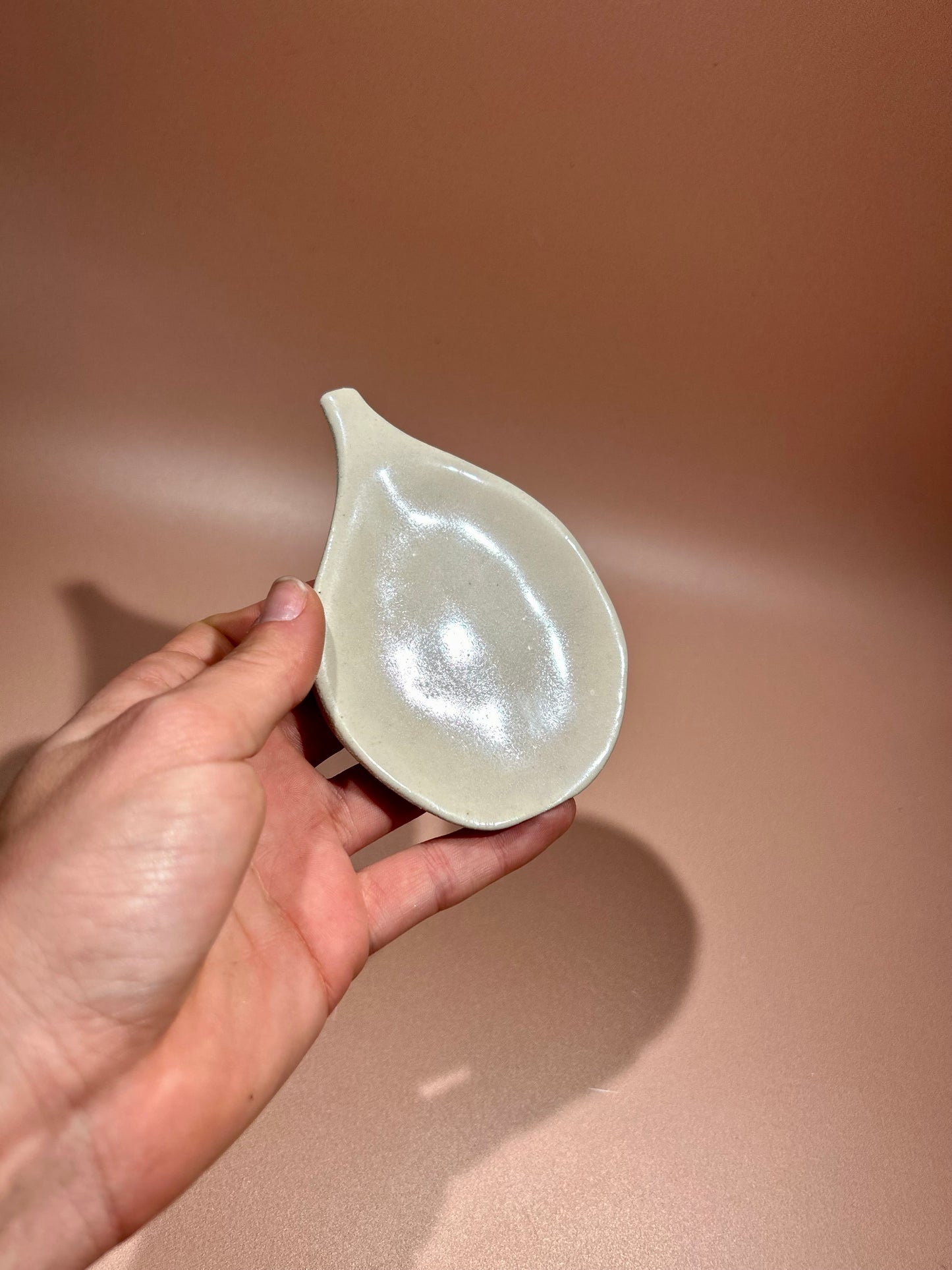 Repose cuillère plat lilas en céramique
