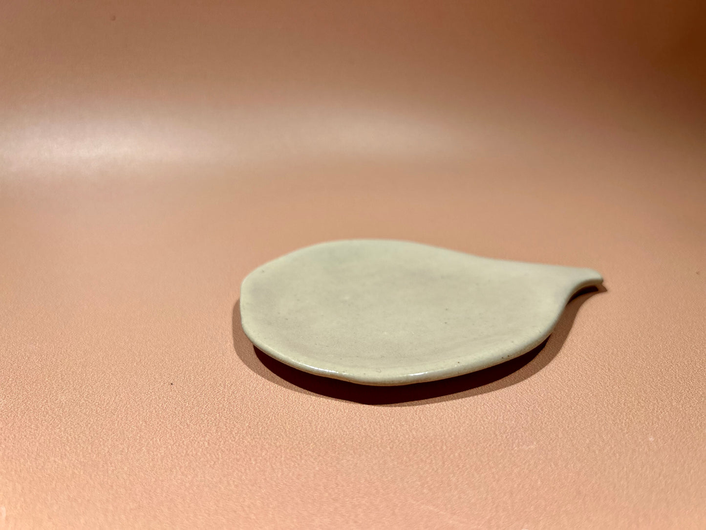 Repose cuillère plat lilas en céramique