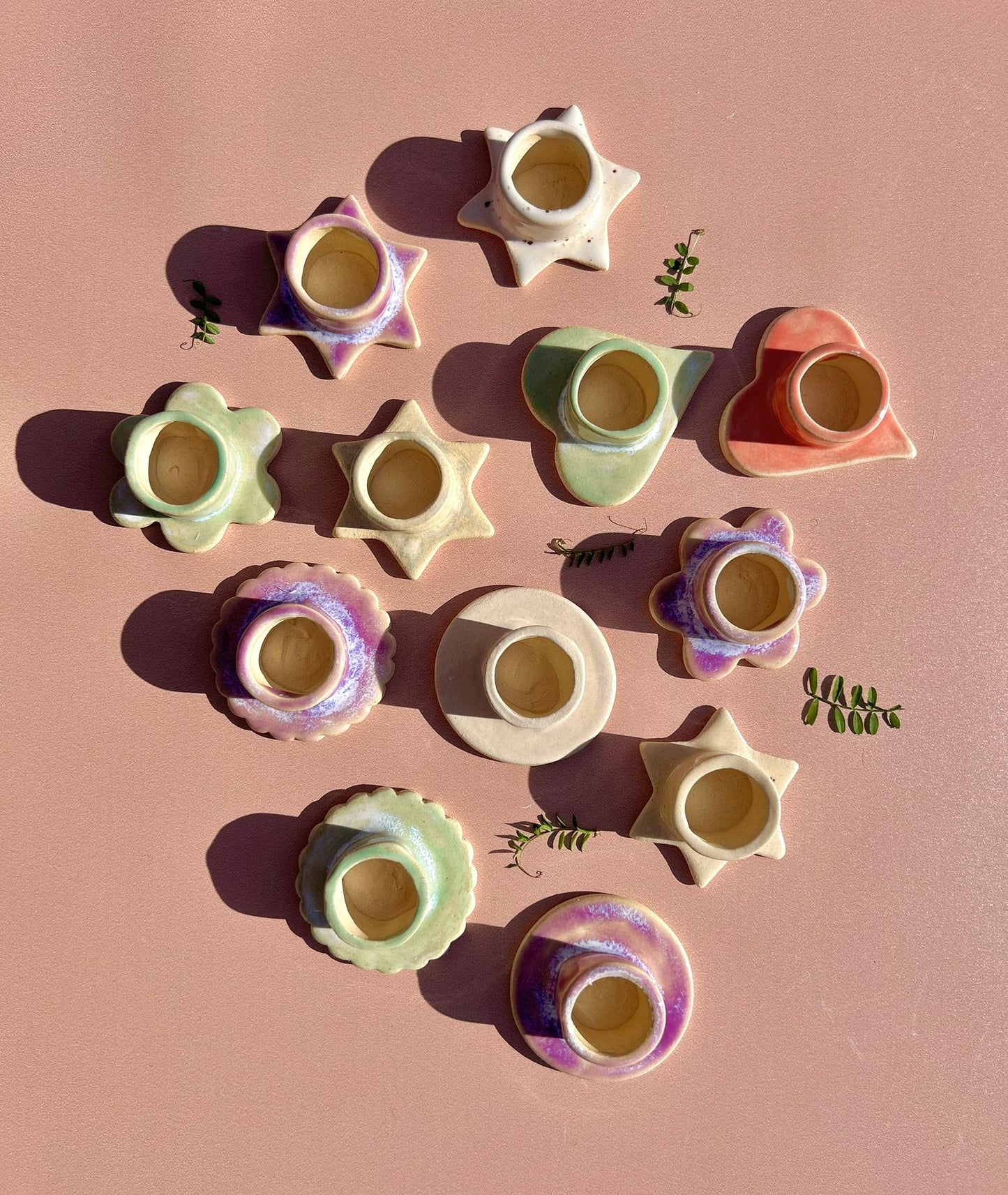 multitude de bougeoirs en ceramique