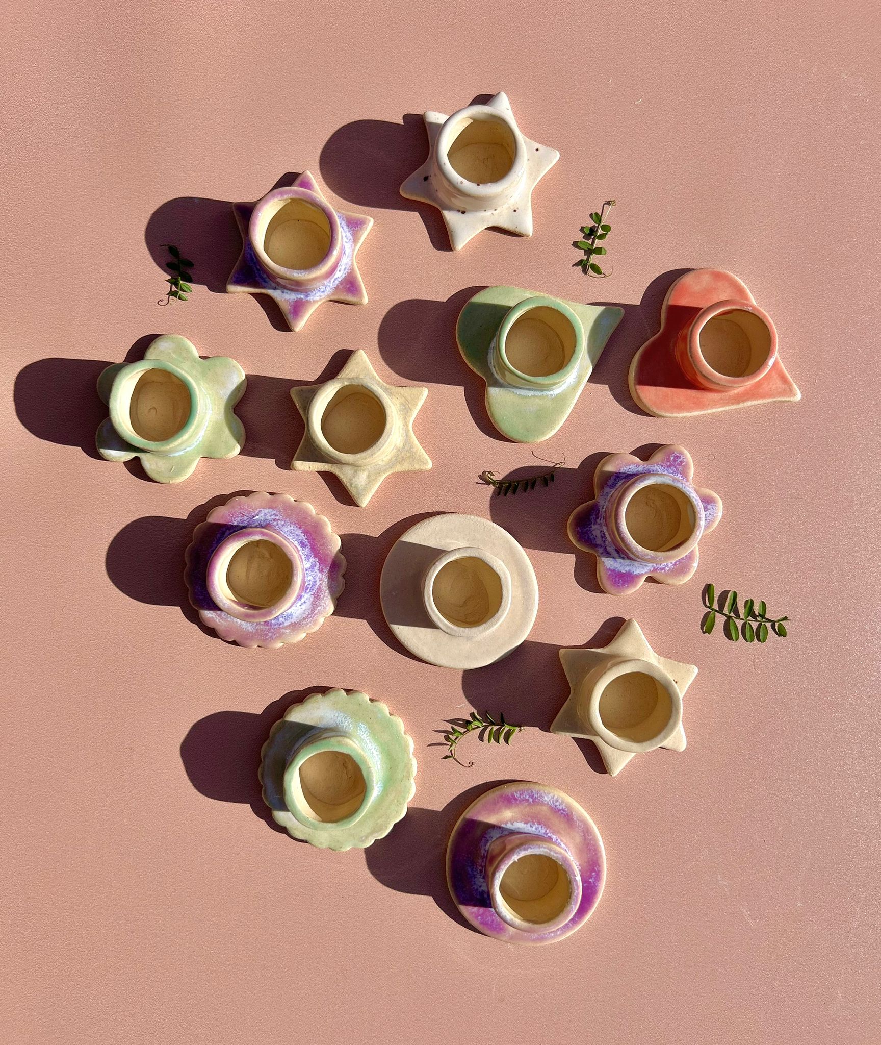 multitude de bougeoirs en ceramique